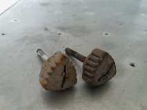 Puch Maxi N zijkapbouten wit origineel 2 x