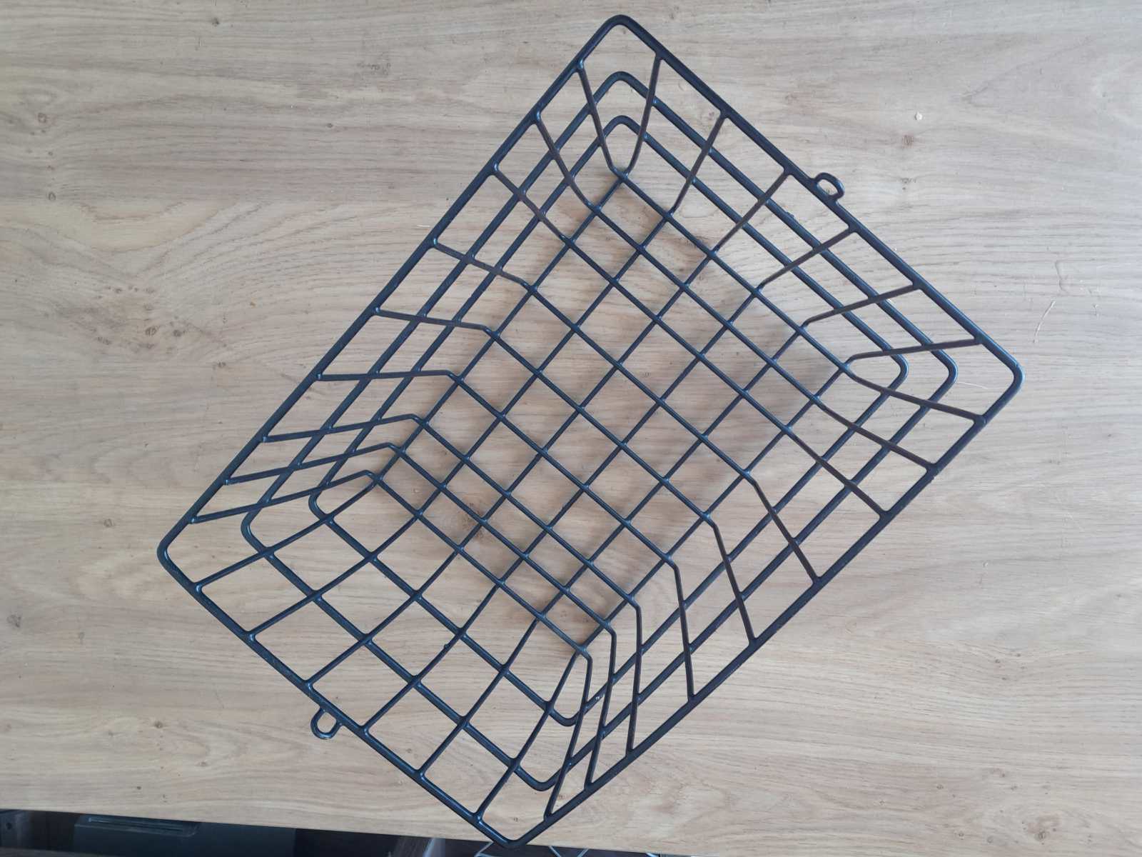 Draadstaal mandje voor op het voorrekje