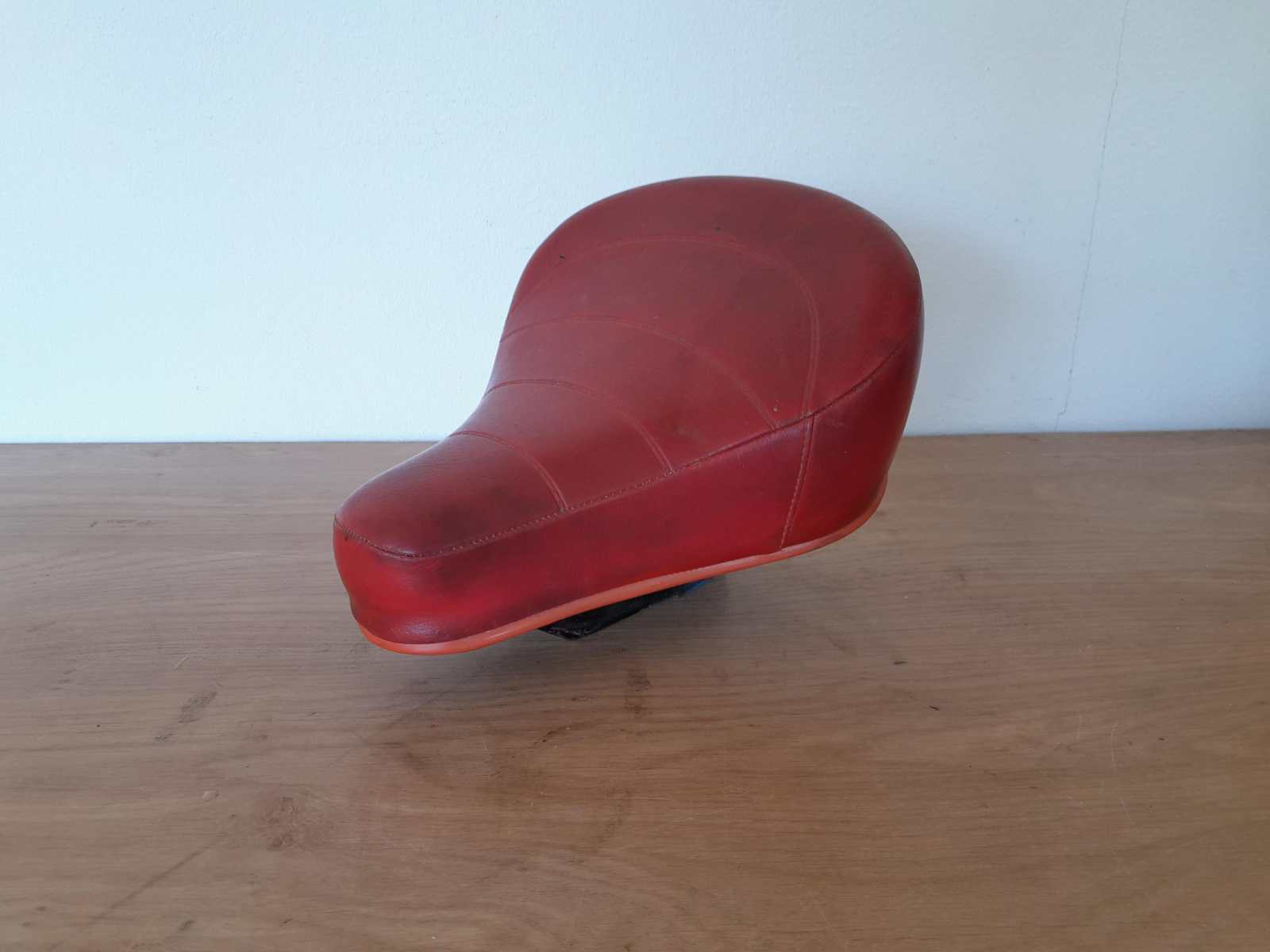 Puch Maxi origineel rood zadel