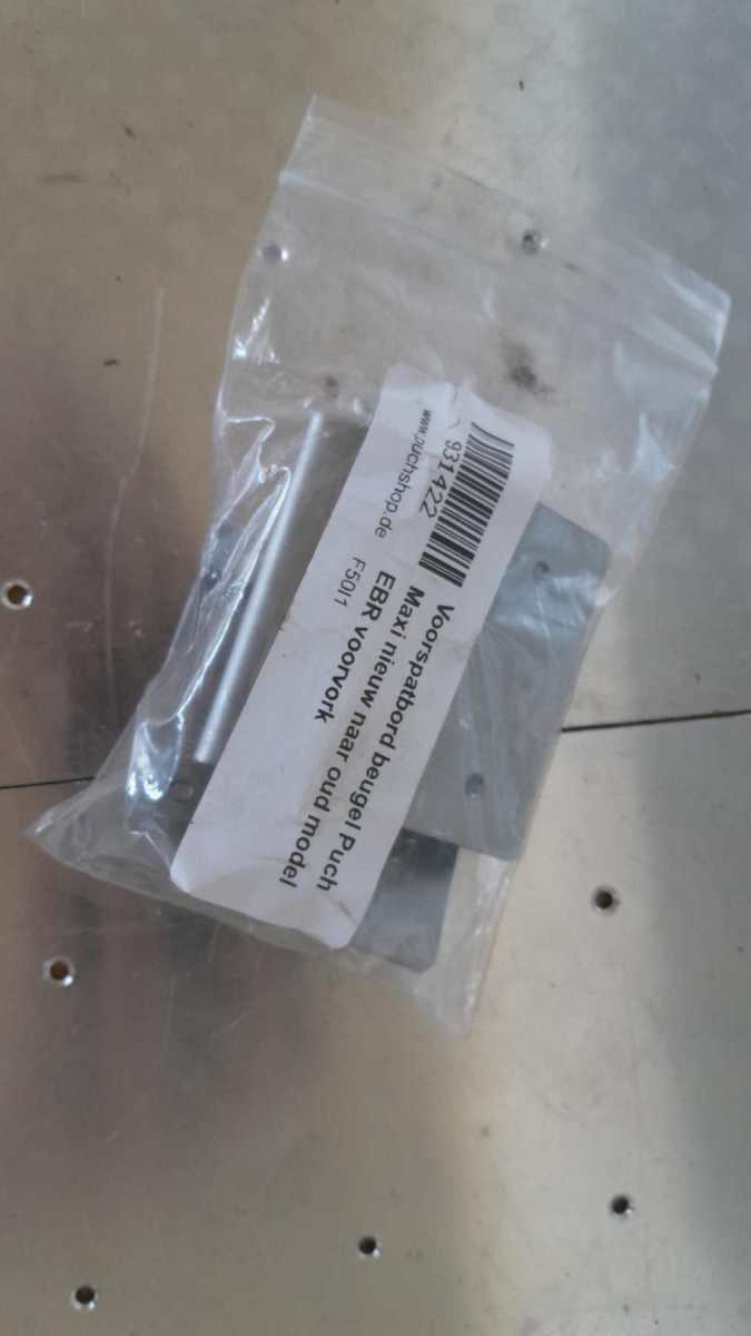 Nieuw naar Oud model voorspatbordbeugel