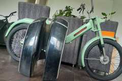 Puch Maxi's in opbouw...